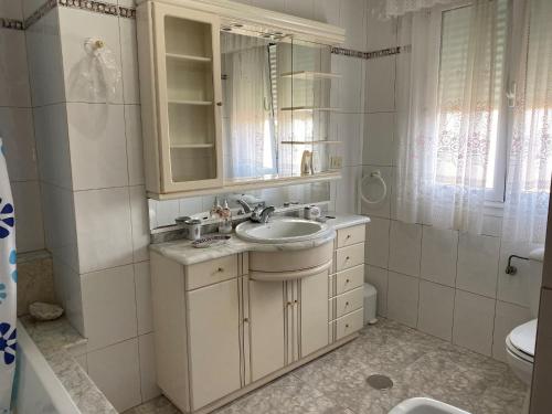 格罗韦CASA TUCHO的白色的浴室设有水槽和卫生间。