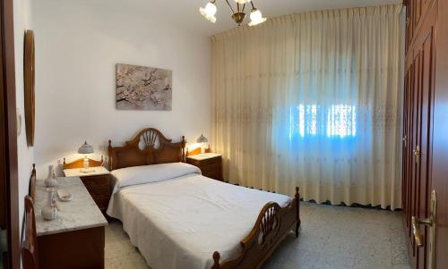 格罗韦CASA TUCHO的一间卧室设有一张床和一个窗口