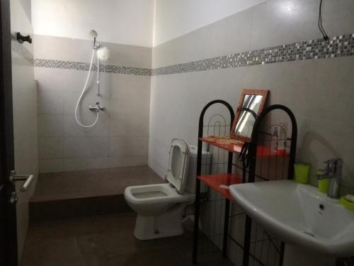 庞普勒穆斯JKB Villa的一间带卫生间和水槽的浴室