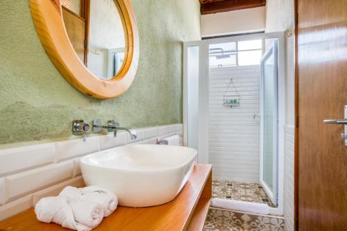 帕纳哈切尔Selina Atitlan的浴室设有白色水槽和镜子