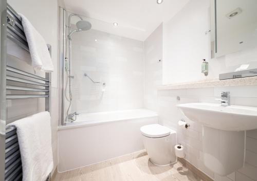安布尔塞德The White Lion by Innkeeper's Collection的白色的浴室设有卫生间和水槽。