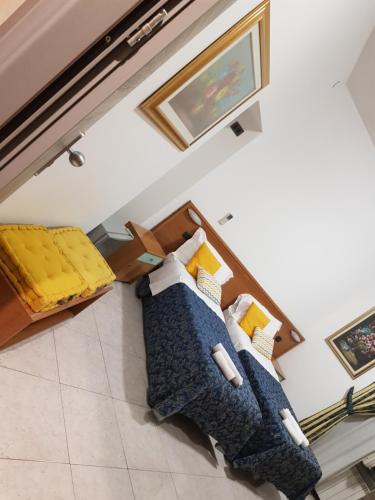 诺瓦拉卡瓦略比安科酒店的一间带两张床和一张沙发的客厅