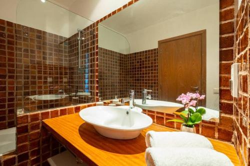 佩拉Country chic duplex in Algarve的一间带水槽、浴缸和镜子的浴室