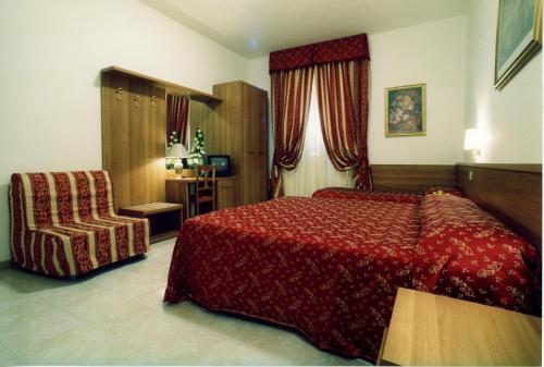 罗马魔力酒店的酒店客房配有红色的床和椅子