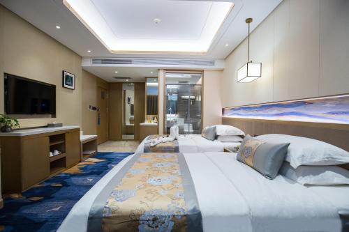 金泉大酒店客房内的一张或多张床位