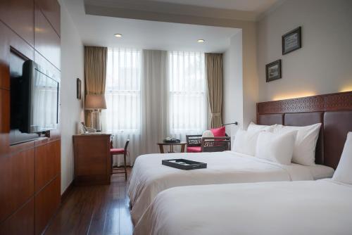 河内Hanoi E Central Luxury Hotel & Restaurant的配有一张床和一台平面电视的酒店客房