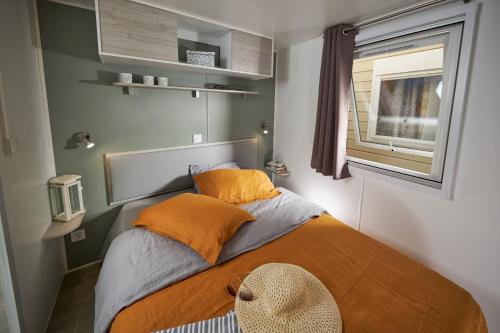 卡尔维国际露营地的一间小卧室,配有床和窗户