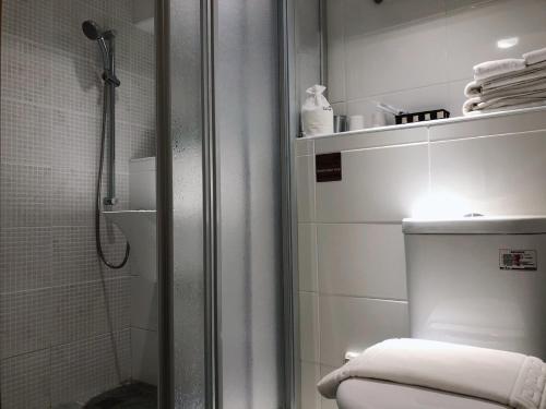 台南嘉园旅店的一间浴室