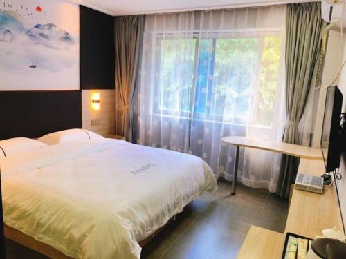 深圳深圳市华联精品酒店的一间卧室设有一张大床和一个窗户。