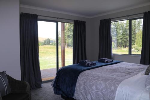 伯克斯帕斯高山景观伯克斯山口度假屋的一间卧室设有一张床和一个大窗户