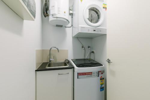 达尔文达尔文市时尚@库布公寓的一个带水槽和洗衣机的小厨房