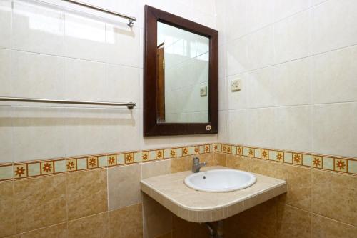 库塔双子座星级酒店 的一间带水槽和镜子的浴室