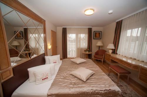 拉斯特卡塔琳娜别墅的一间卧室配有一张床、一张书桌和一面镜子