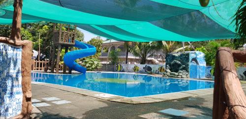 Santa Cruz海阳海滩度假酒店的一个带水上公园的度假村的游泳池