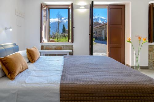 GratteriFeudo Galefona的一间带一张大床的卧室,享有山景