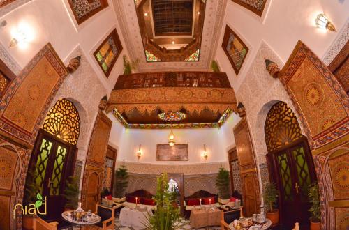 非斯Riad Fes Madaw的大楼内带桌椅的餐厅
