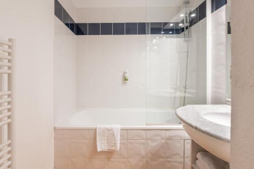 格勒诺布尔渣油格雷内特酒店的带淋浴和盥洗盆的白色浴室