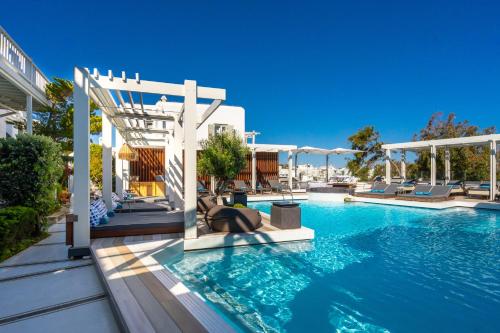 米克诺斯城Semeli Hotel Mykonos的大楼内的一个蓝色海水游泳池