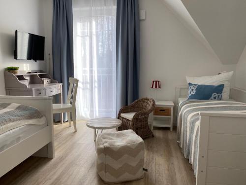 朱列斯拉赫Inselhafen的一间卧室配有两张床、一张桌子和一张桌子