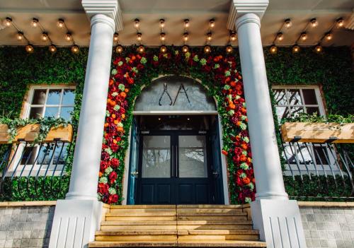伯明翰圣保尔斯宾馆的鲜花装饰的房子的前门