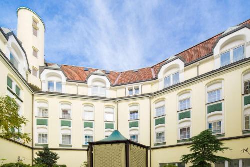 埃森Hotel Essener Hof; Sure Hotel Collection by Best Western的一座白色的大建筑,有红色的屋顶