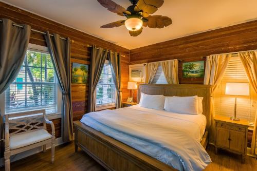 基韦斯特海景热带酒店的卧室配有床、吊扇和窗户。