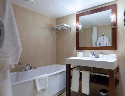 维拉摩拉Dom Pedro Vilamoura的带浴缸、水槽和镜子的浴室