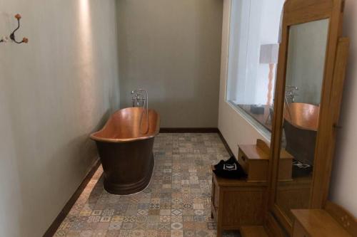 玛琅Exotic Chamber的一间带两个盥洗盆和大浴缸的浴室