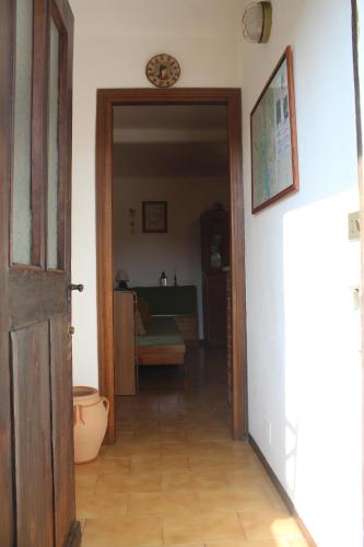 CesaraCasa Marconi Casa Vacanze的走廊设有开放式门和房间