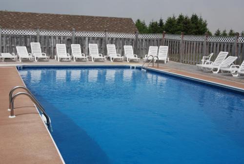 卡文迪西闪耀水域 - 壁炉小屋酒店的一个带椅子的大型游泳池