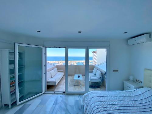 马贝拉Luxury Puerto Banus Penthouse With Parking & WI-FI的一间卧室配有一张床,享有海景