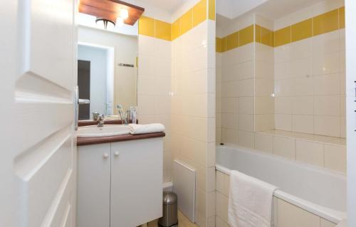圣拉里苏朗奥德丽索莱尔多公寓式酒店的一间带水槽、浴缸和淋浴的浴室