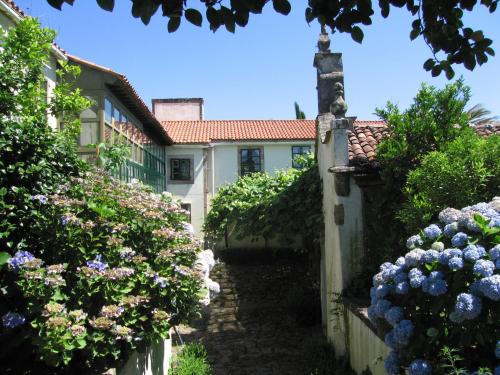 圣徐连代萨利斯帕佐西布朗酒店的一座房子,前面有一个种着鲜花的花园