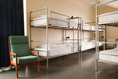 雷克雅未克客可思旅舍的客房设有四张双层床、椅子和椅子