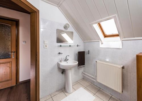 马特劳森蒂姆赖Belle-Aire Vendégház Mátraszentlászló的白色的浴室设有水槽和天窗。