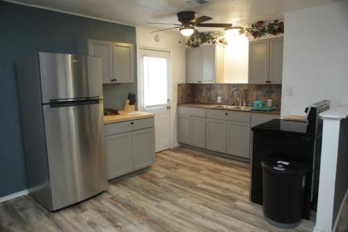 劳顿1 bedroom with a fireplace close to base的厨房配有白色橱柜和不锈钢冰箱
