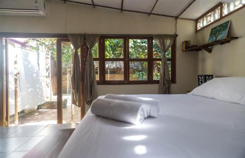 La LagunaCasa Marimba的一间卧室设有一张床和一个大窗户