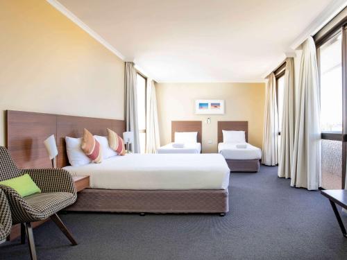 伊萨山宜必思样式伊萨山维罗纳酒店的酒店客房,配有两张床和两把椅子