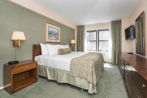 纽约默里山东套房酒店的酒店客房,配有床和电视