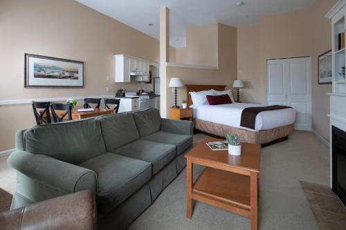 西塞德河流潮汐套房酒店的客厅配有沙发和1张床