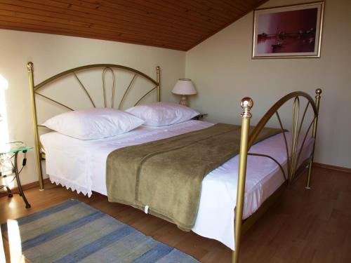 奥库格哥恩基兹锋纳公寓的卧室配有一张带白色床单和枕头的大床。