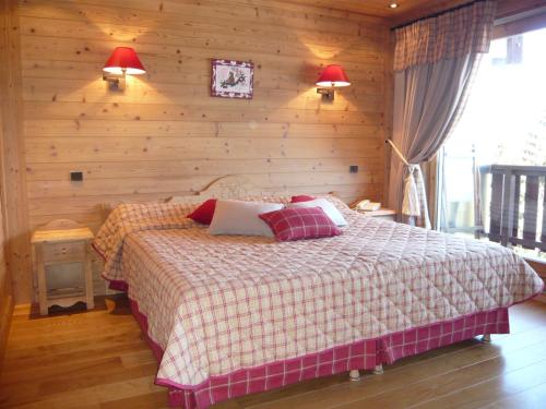 孔布卢萨伏伊公爵酒店的一间卧室配有一张木墙床