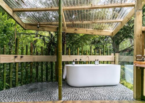 WaipapaRhino's Retreat的带浴缸的浴室(位于凉亭内)