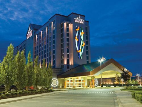 马里斯维尔Tulalip Resort Casino的夜间与街道相隔的酒店大楼