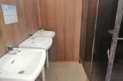 Pontian BesarSPOT ON 90014 Otternest @ Gunung Pulai 2的一间带两个盥洗盆和淋浴的浴室