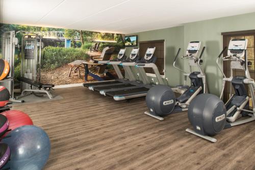亚特兰大亚特兰大维宁斯爱达格酒店的健身房设有跑步机和椭圆机