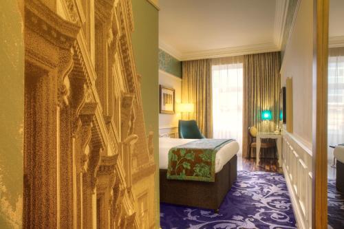 靛蓝格拉斯哥酒店客房内的一张或多张床位