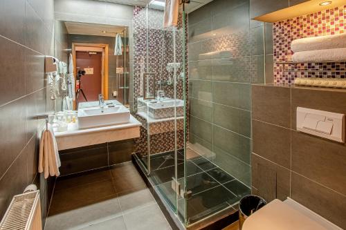乌兰巴托Ramada Ulaanbaatar City Center的一间带两个盥洗盆和淋浴的浴室