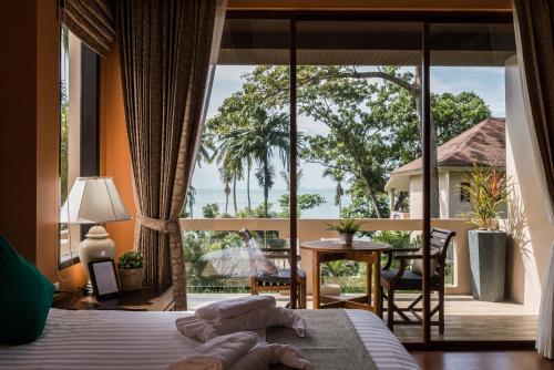 高兰安达兰达度假酒店的一间卧室配有一张床,享有庭院的景色