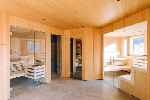 斯拉德明Thalers Mariandl的一间带木墙和木制天花板的浴室